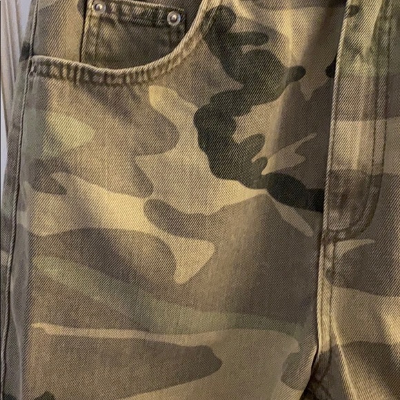 NWT Topshop Mom Jean High-waisted Raw Hem Shorts camo size 4 - Picture 4 of 6
